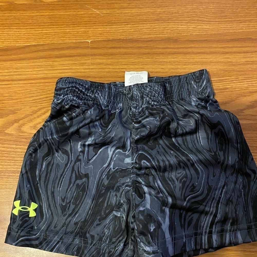 Under Armour Shorts size 18 M (FT)
